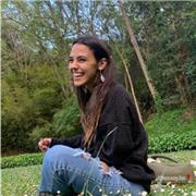 Profesora de Purna Yoga enfocada en el crecimiento personal y aceptación integrando meditación y técnicas de respiración